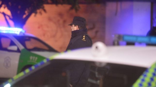 entradera y terror para una familia de la plata: reventaron la puerta con ellos adentro