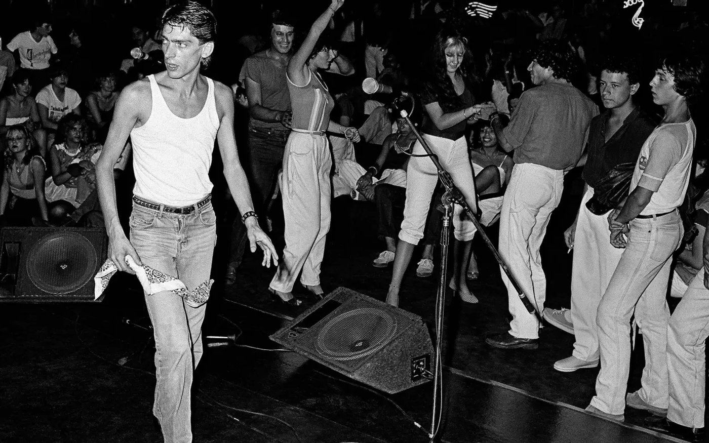 Federico Moura y su histrionismo sobre el escenario, una marca que lo identificó desde sus inicios en la música