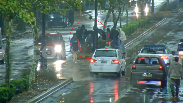 asi fue el brutal ataque de una patota en pleno centro que termino con un chico internado