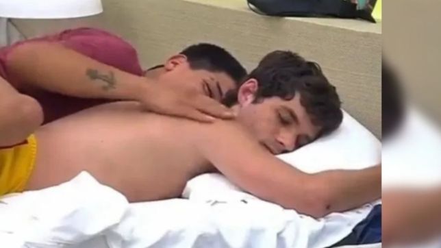 video: acosaron al platense en gran hermano mientras dormia y reclaman medidas