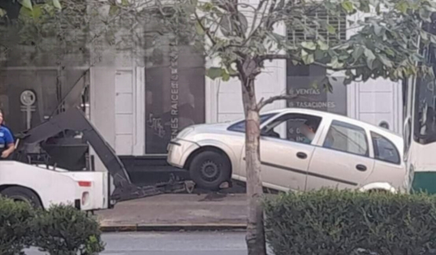 El conductor no quiso bajarse y la situaci&oacute;n alter&oacute; el ritmo en pleno centro de La Plata