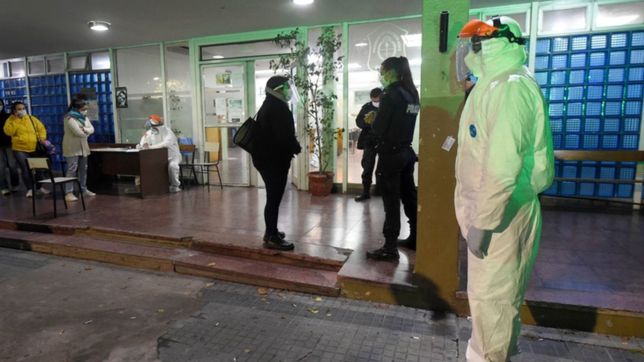 insolito: un detenido con covid-19 fue alojado en el pasillo de una comisaria de la plata