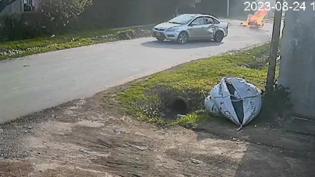 video: choco contra un auto, volo por los aires y se le prendio fuego la moto