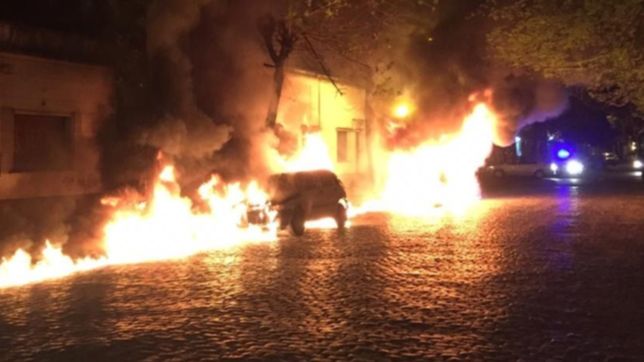 otro ataque de quemacoches: incendiaron un auto y una camioneta en parque saavedra