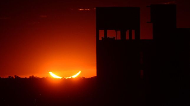 asi se vio el eclipse de sol desde una terraza del centro de la plata