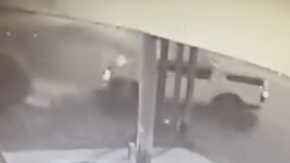 manejaba borracho por las calles de la plata, perdio el control y casi destruye una casa manejaba borracho por las calles de la plata, perdio el control y casi destruye una casa