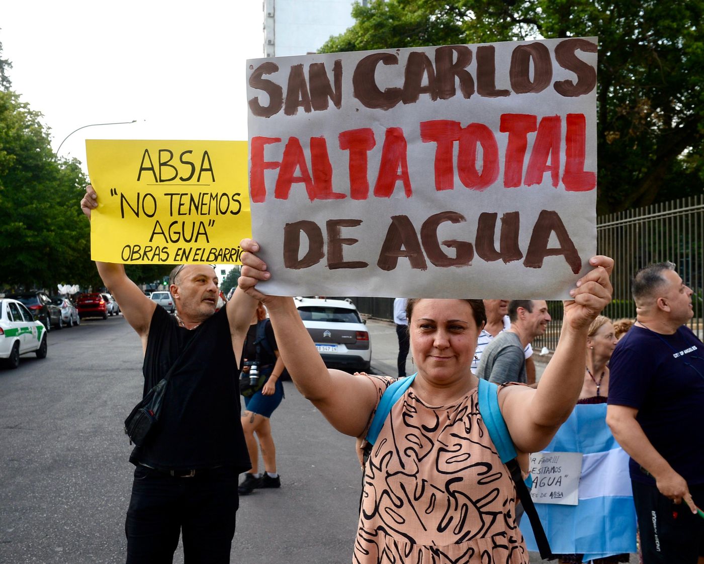 Integrantes de la Mesa Vecinal del Agua reclamaron frente a la Gobernación