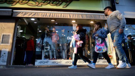 El consumo familiar sigue por el piso y se concentra cada vez más en los impuestos y los servicios públicos El consumo familiar sigue por el piso y se concentra cada vez más en los impuestos y los servicios públicos