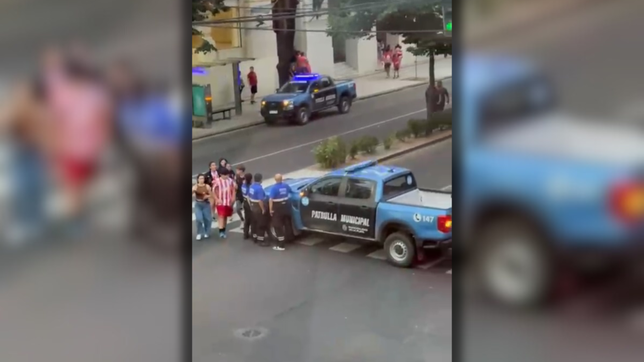 corridas e incidentes en 7 y 50 entre hinchas de gimnasia y estudiantes tras el clasico platense