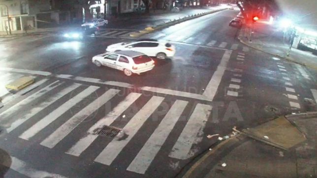 video: cruzo un semaforo en rojo y provoco un insolito accidente de transito en la plata