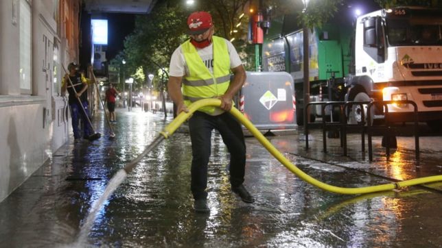 comenzaron a hidrolavar las veredas de los centros comerciales de la plata