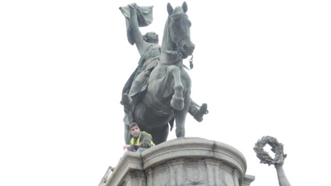 peligro de derrumbe y restauracion de la estatua de plaza san martin