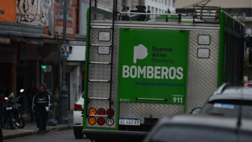 Tensión en La Plata: un hombre amenazó con tirarse de un tercer piso