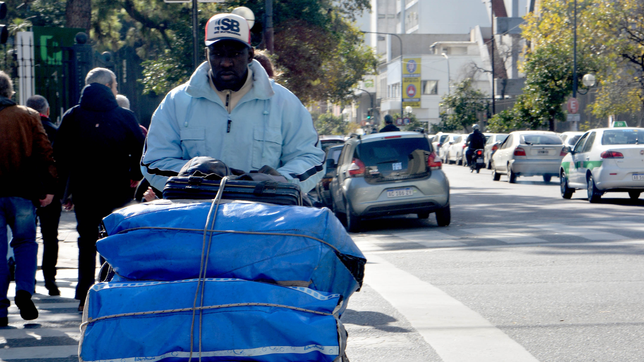 la municipalidad negocia donde y como relocalizar a los manteros senegaleses