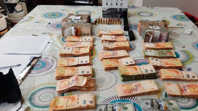 los denuncio porque lo amenazaron, la policia los fue a buscar y encontraron $2 millones