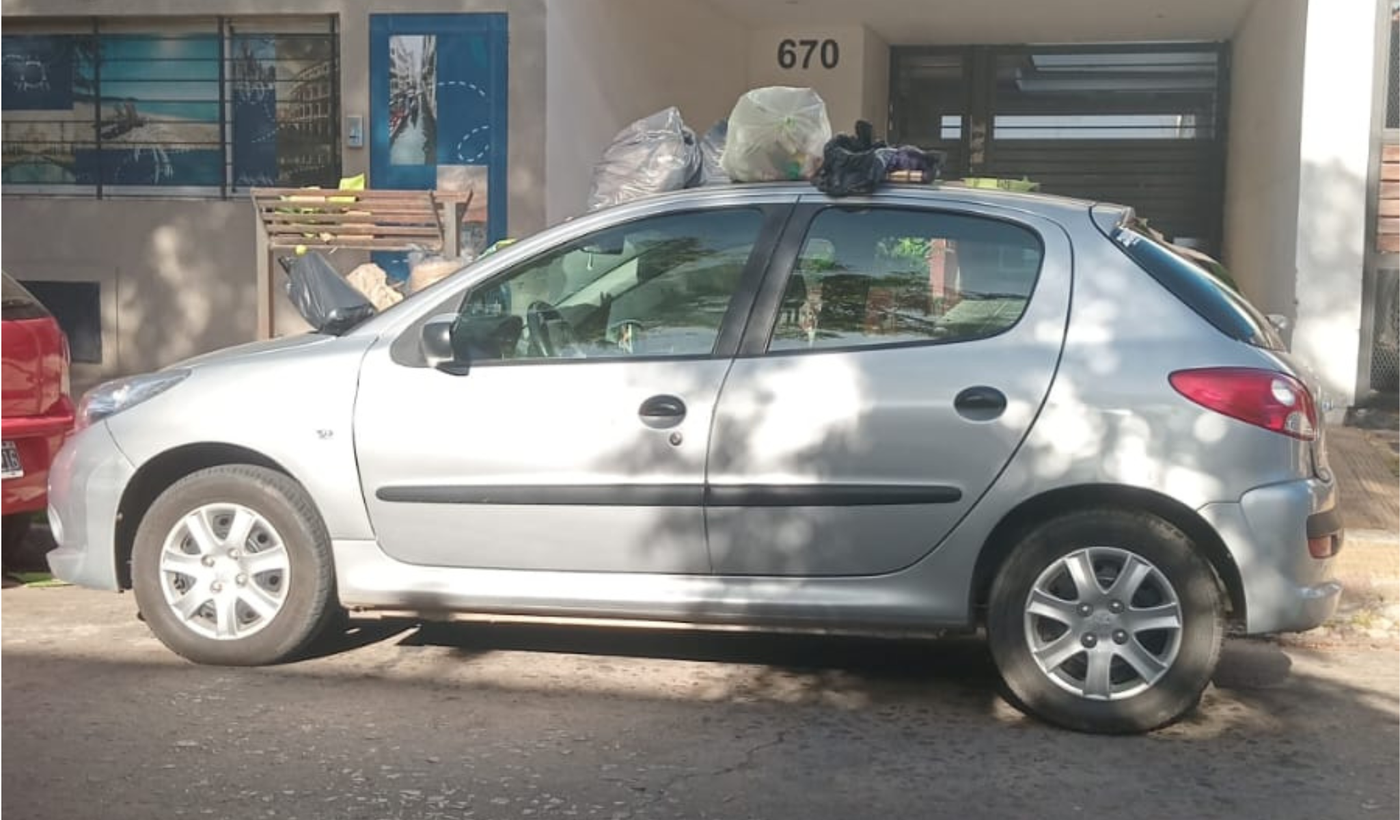 Vecinos de Barrio Norte llenaron de basura un auto mal estacionado que bloqueaba la entrada de un garaje