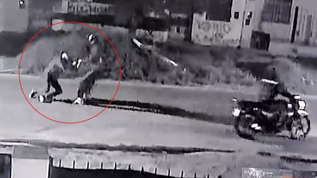 motochorros arrastraron por el piso a un jubilado de 80 anos en los hornos para robarle