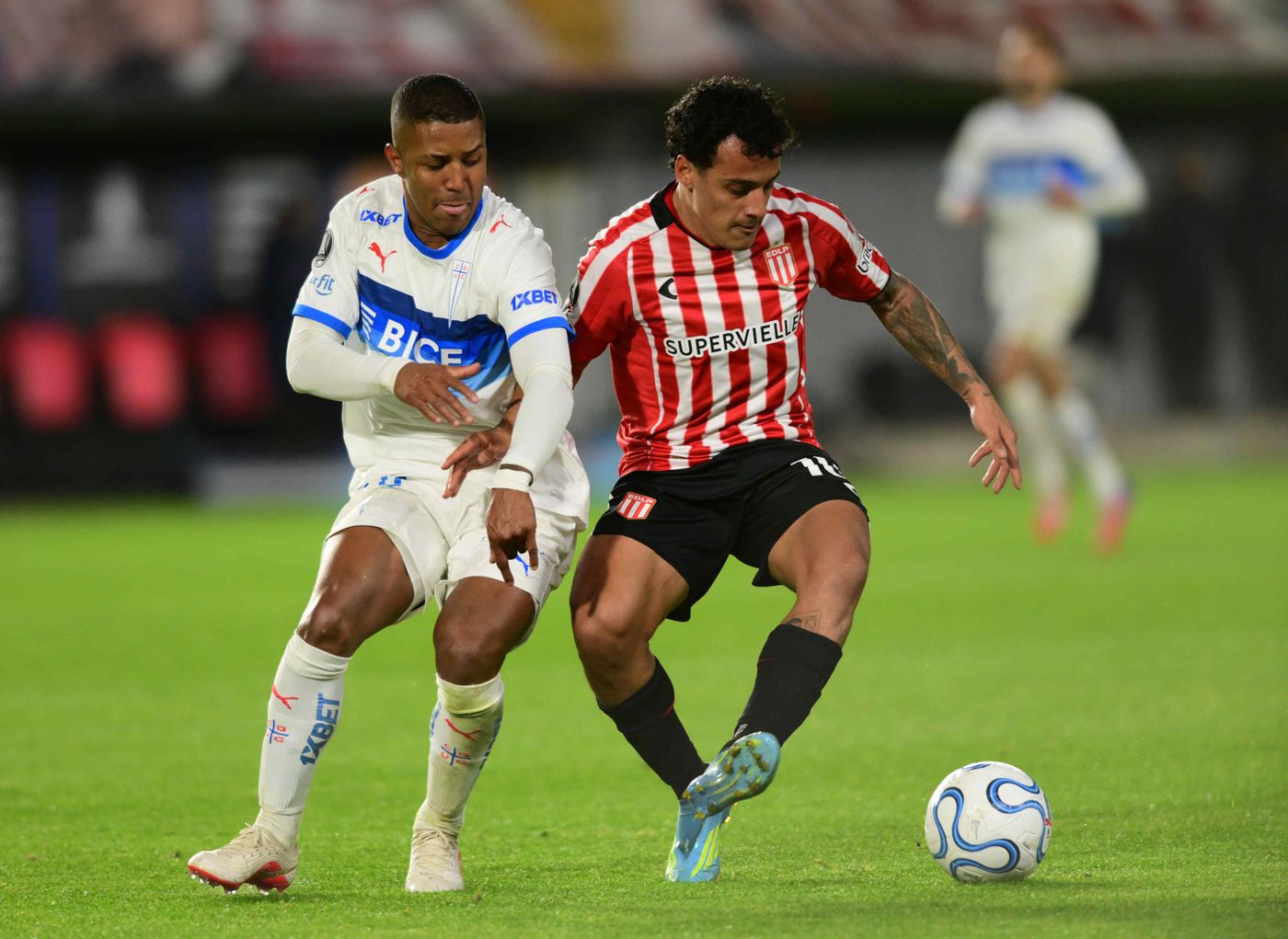 Tiago Palacios recibió un cabezazo y tuvo que ser reemplazado en Estudiantes