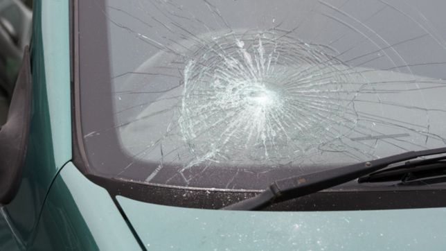 tolosa: un abuelo remisero fue atacado a piedrazos y se salvo de milagro