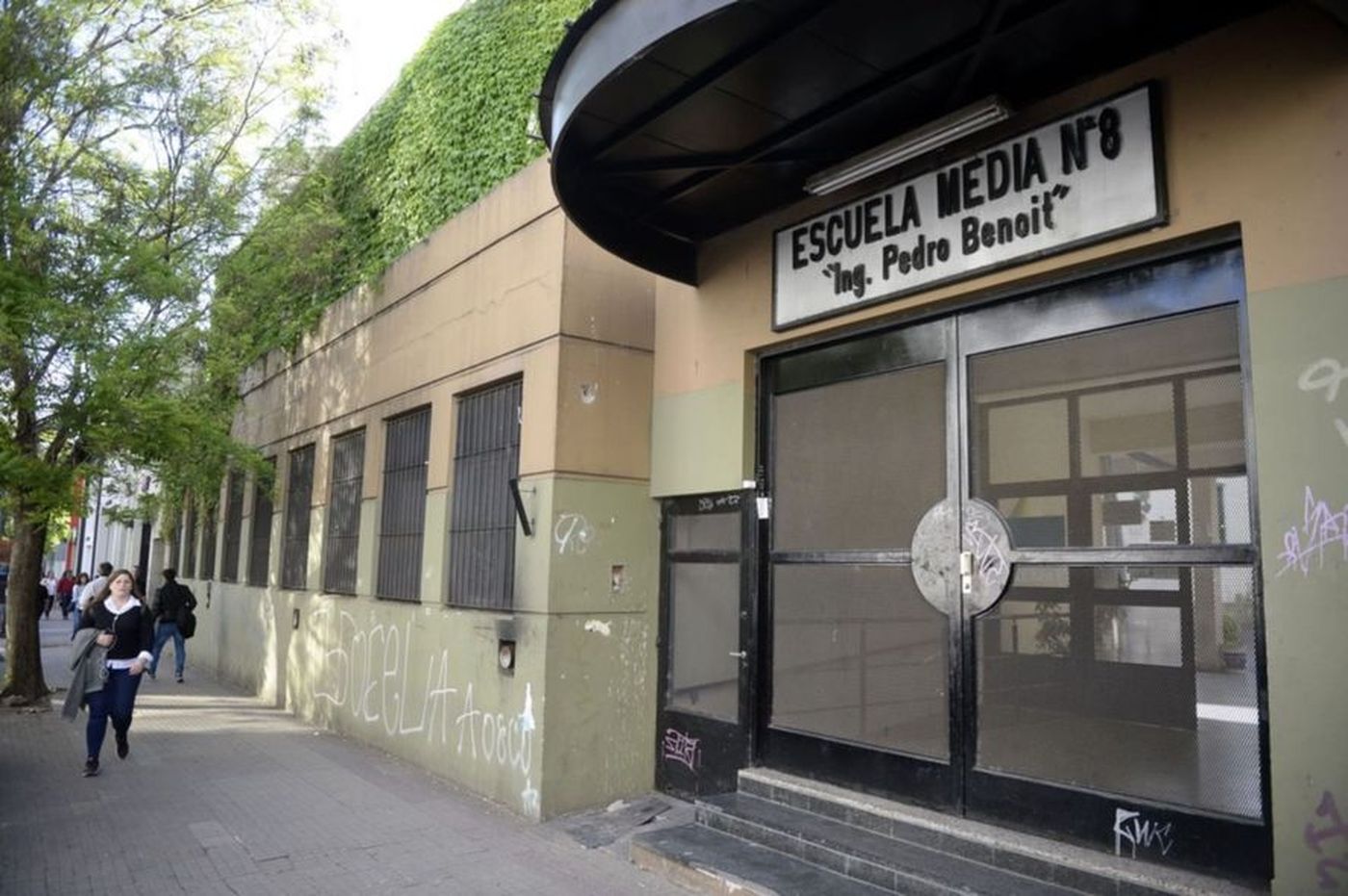 La comunidad educativa de la Escuela 8 de La Plata sale a la calle para reclamar por la falta de estufas.