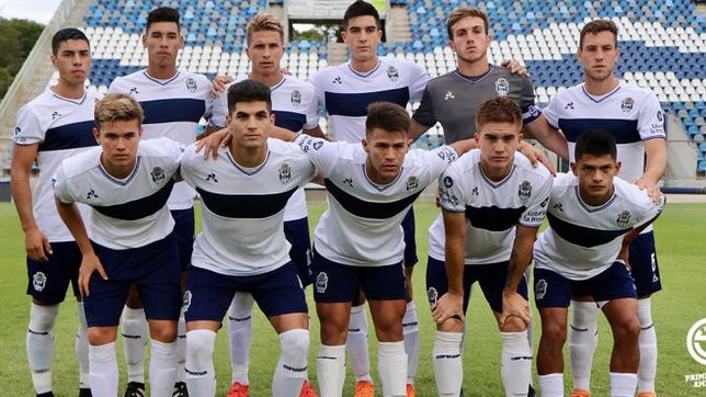 un exjugador de gimnasia se retiro del futbol, sera papa y representara jugadores