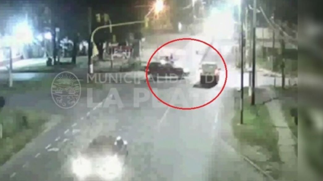 VIDEO: Fuerte choque entre dos camionetas por no respetar el semáforo