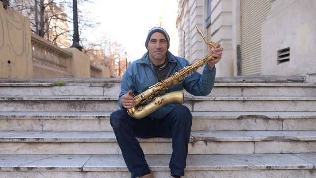 la historia de adrian, el saxofonista de la plata que deleita con su musica la esquina de 7 y 49