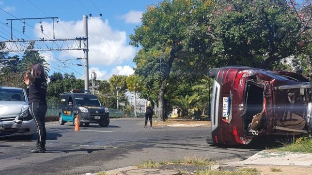 espectacular accidente y vuelco en la plata, a metros de las vias del tren