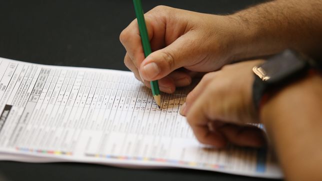 con la lucha voto a voto entre alak y garro, continua el escrutinio definitivo en la plata