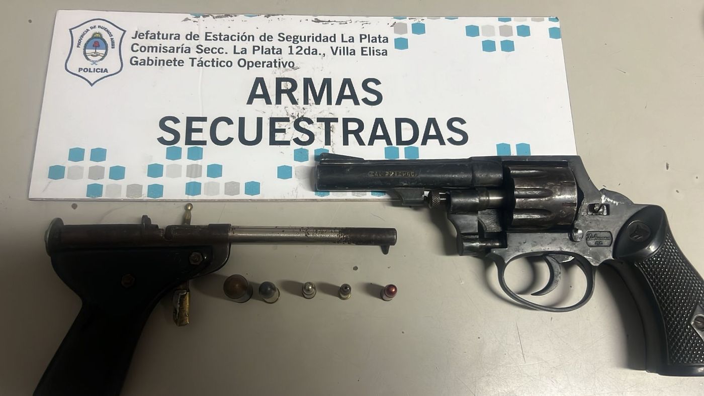 Los efectivos incautaron dos armas en la casa de La Plata antes de trasladar a los detenidos a la comisaría Decimosegunda