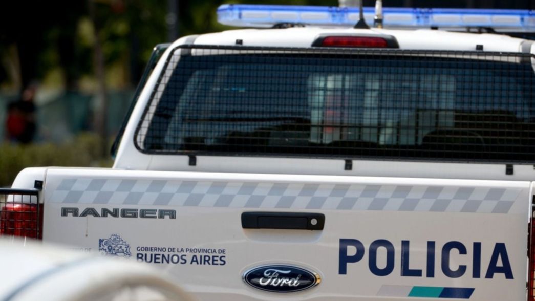 Tensión en La Plata: un hombre subió al techo de su casa y amenazó con prenderse fuego
