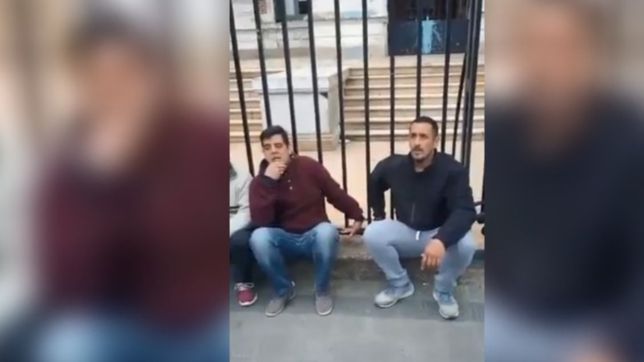 despedidos del servicio penitenciario bonaerense se encadenaron a la gobernacion