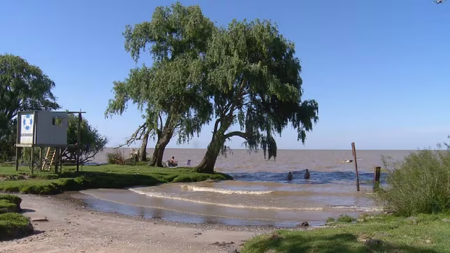 buscan en las aguas del rio de la plata a un joven que se metio a nadar y desaparecio