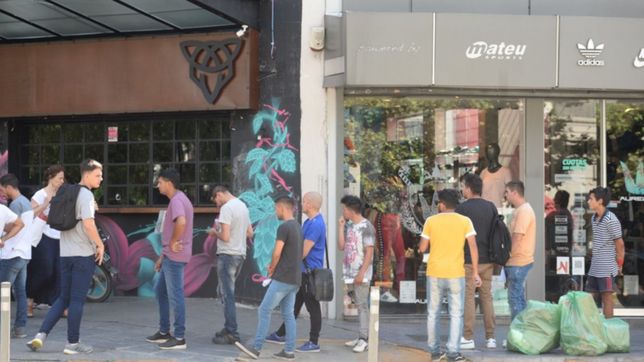 otra busqueda laboral formo una larga fila de platenses sin trabajo en pleno centro