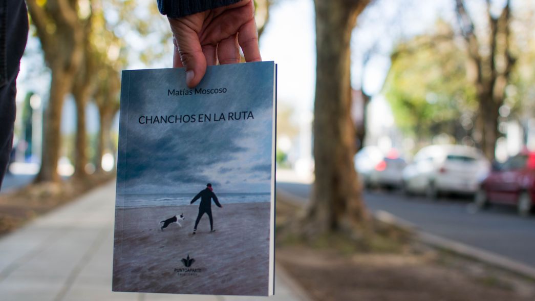 Una novela sobre periodismo, La Plata y el paso del tiempo: Matías Moscoso presenta Chanchos en la ruta