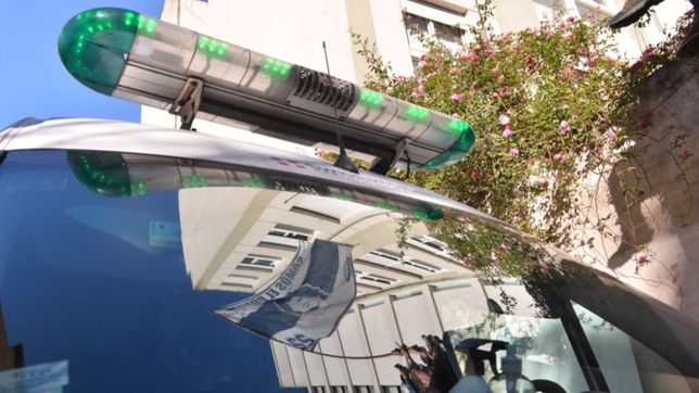 ?¡fuerza diego!?: el momento en el que maradona fue trasladado para ser operado