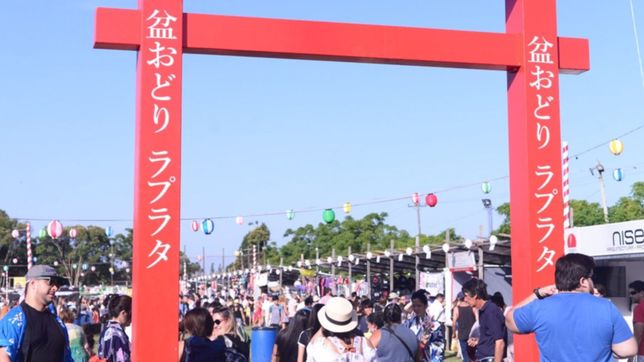 hubo 15 intoxicados en el bon odori y clausuraron un puesto que vendia arroz con calamares