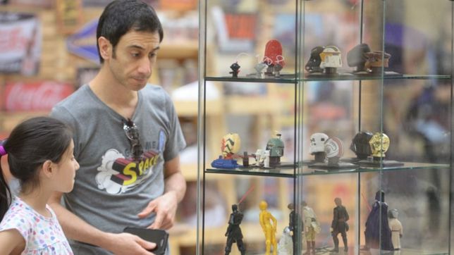 playmobils, monedas y puentes: asi se vive la retro colecciones en el pasaje dardo rocha