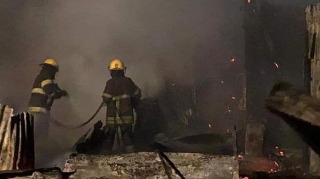 un voraz incendio destruyo por completo una casa en la franja de berisso