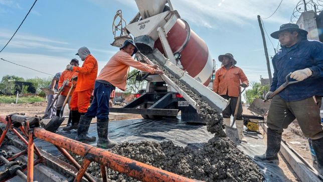 arranco la obra de pavimentacion de la nueva bajada de la autopista en la plata