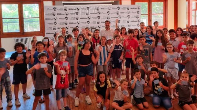 el club universitario entrego los carnets de verano a alumnos de las escuelas de gonnet