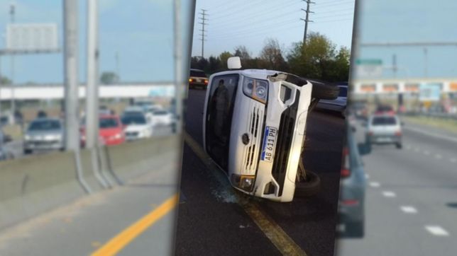 un auto volco sobre la autopista la plata - buenos aires y complico el transito