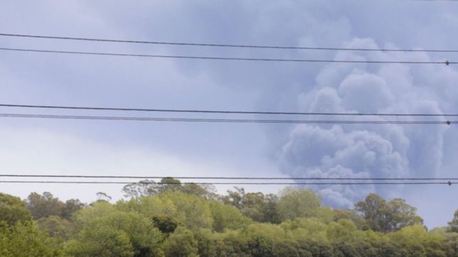 asi se vio desde la plata el impactante incendio en el deposito del ex plaza