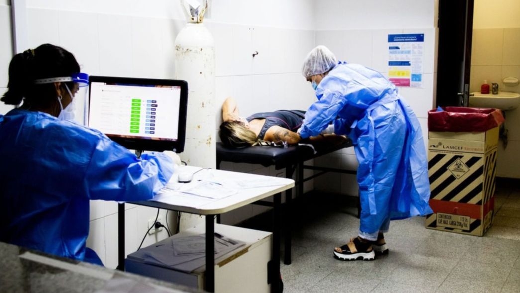 Los casos de COVID subieron por sexta semana seguida y hubo 16 muertes en los últimos días