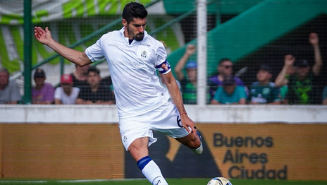 Gastón Suso tiene cuatro amarillas y corre riesgo de perderse el clásico platense