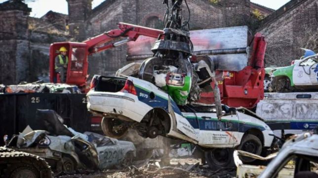 compactan en la plata mas de 2.000 patrulleros de la policia bonaerense irrecuperables