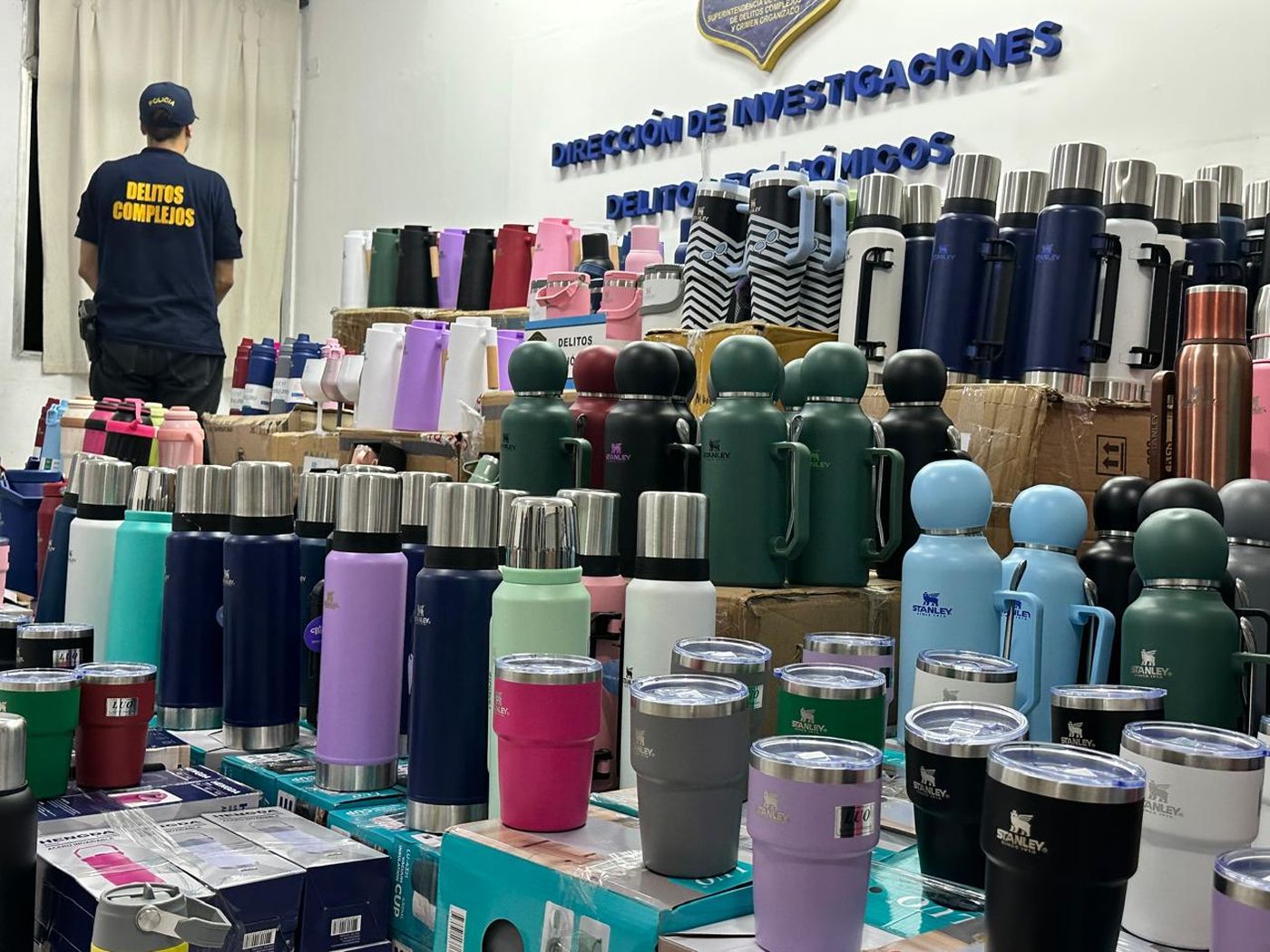 Gran cantidad de elementos fueron secuestrados durante el operativo contra el contrabando de termos Stanley