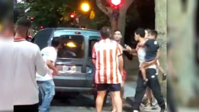 video: un hincha de gimnasia provoco a los del pincha y le apedrearon el auto