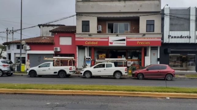 dos supermercados, una casa de comidas y una cancha de futbol 5, todos colgados de la luz
