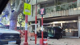 un auto volco y se incrusto contra un porton a metros de la cancha de estudiantes un auto volco y se incrusto contra un porton a metros de la cancha de estudiantes